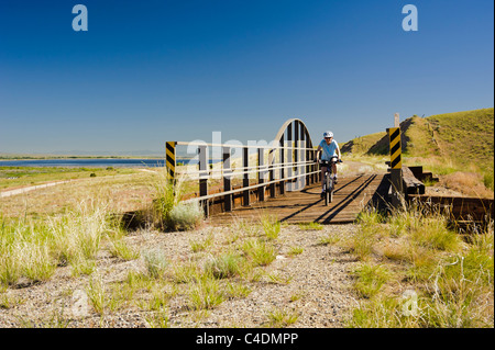 Ein Trail Wandern/Radfahren wurden alte Milwaukee Road Schiene Linie neben der warmen Quellen Teiche in der Nähe von Anaconda, Montana umgewandelt. Stockfoto