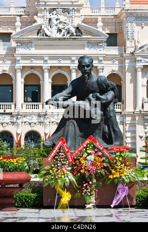 Ho Chi Minh-Statue vor dem Hôtel de ville Stockfoto