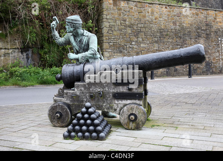 Skulptur, darstellen, das festnageln der Geschütze des Whitehaven von John Paul Jones im Jahre 1778. Cumbria, England, UK Stockfoto