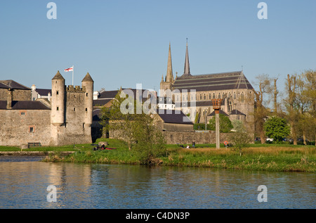 Enniskillen Castle mit Wassertor, Lough Erne, St Michaels Roman Catholic Church, Enniskillen, Fermanagh, Nordirland Stockfoto