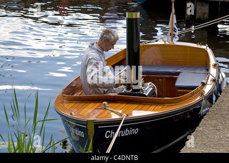 Basteln mit Steam starten Motor Crom Estate, Upper Lough Erne, Grafschaft Fermanagh, Nordirland Stockfoto