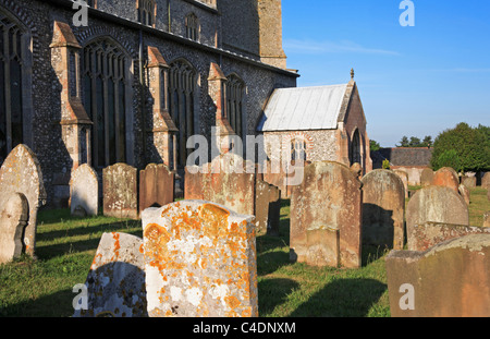 Das Nordportal, Gang und Kirchhof der St. Nikolauskirche am Blakeney, Norfolk, England, Vereinigtes Königreich. Stockfoto