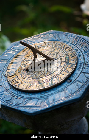 Garten Sundial am frühen Morgen Sonnenlicht Stockfoto