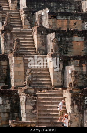 Touristen klettern die steilen Steinstufen des Phnom Bakheng Tempel, Angkor, Kambodscha Stockfoto