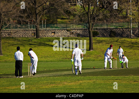 Melbourne Australien / ein Amateur Cricket Spiel im Gange im Royal Park. Melbourne Victoria Australien. Stockfoto