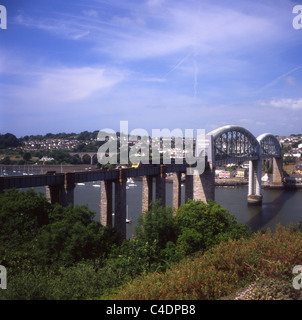 Erste große Western HST überquert den Fluss Tamar auf Brunels berühmte Brücke, die die Grenze zwischen Devon und Cornwall umfasst. Stockfoto