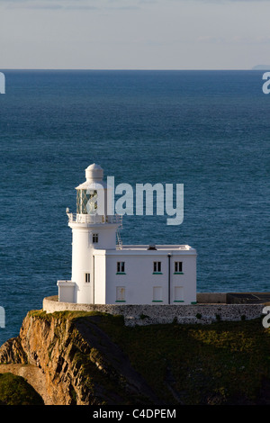 HM Coastguard White Painted Unmanned Small Hartland Point Lighthouse in der Abenddämmerung, North Devon, Großbritannien Stockfoto