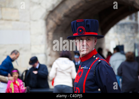 Ein Yeoman Warder, beaufsichtigt Sicherheit am touristischen Eingang in den Tower of London, London, UK Stockfoto