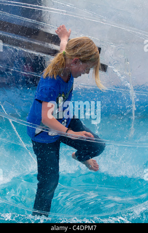 Kinder im Wasser Walkerz Aufblasbarer Aqua Bubble Ball.Transparenter Ball voller Spaß im Royal Cornwall Showground 2011 Events & Exhibits, Wadebridge, Cornwall County, UK Stockfoto