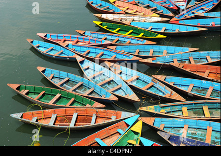 Bunte Sportboote am See Stockfoto