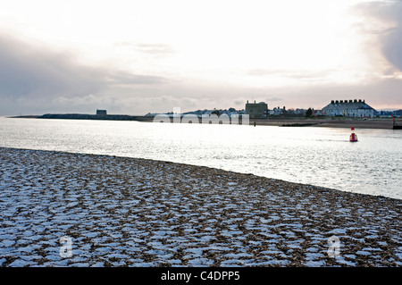 Schnee am Strand neben dem Fluss Deben, blicken nach Felixstowe Fähre Bawdsey Fähre, Suffolk, UK entnommen. Stockfoto