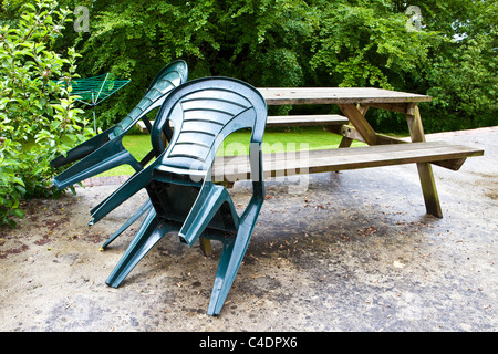 Picknick-Tisch und Stühle im Einsatz nicht bei Regenwetter Stockfoto