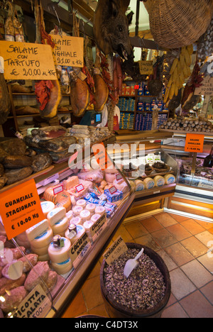 Wildschweine sind in den Wäldern rund um den ummauerten Stadt Norcia, Italien und Geschäfte Lager Fleisch und Produkte aus Wildschwein gejagt. Stockfoto