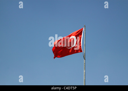 Türkische Fahne flattert im Wind, blauen Himmel im Hintergrund Stockfoto