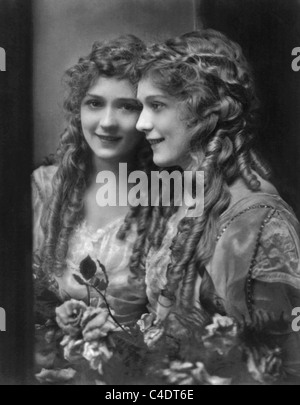 Vintage Porträtfoto ca. 1914-kanadischer Schauspielerin Mary Pickford (1892-1979) stehen neben einem Spiegel. Stockfoto