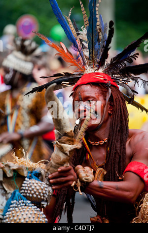 Karneval der Kulturen, Berlin, Festival, Menschen, Menschenmenge, afrikanisch, Straße, parade, Farbe rote Feder, Indianer, Indias, Apache Stockfoto