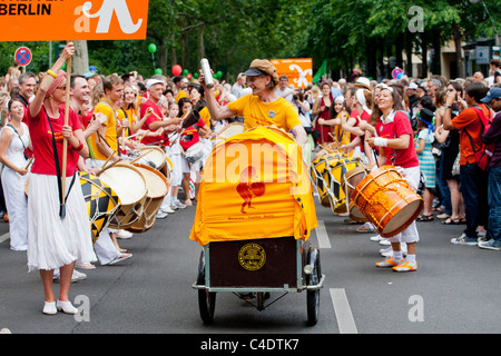 Karneval der Kulturen, Trommeln, Trommeln, Berlin, Festival, Menschen, Menschenmenge, gelb, Gelb, Parade Stockfoto
