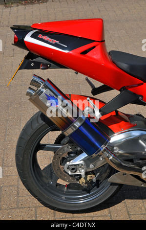 Eyam, Derbyshire, England: Aprilia Motorrad Stockfoto