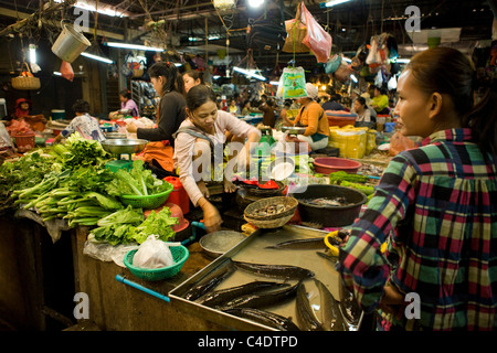 Fisch und Gemüse auf dem alten Markt in Siem Reap, Kambodscha Stockfoto