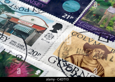 Detail einer Reihe von Guernsey Briefmarken auf dem Umschlag Stockfoto