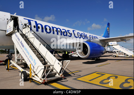 Thomas Cook-Verkehrsflugzeug am Start-und Landebahn mit Passenger boarding Rampe, Flughafen Bristol Stockfoto