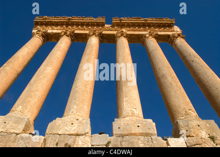 Die 6 verbleibenden stehenden Säulen der Tempel des Jupiter, Baalbek, Bekaa-Tal, Libanon. Stockfoto