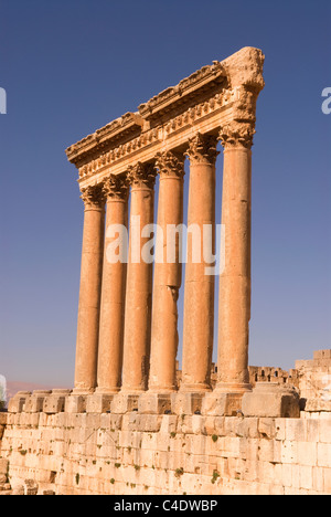 Die 6 verbleibenden stehenden Säulen der Tempel des Jupiter, Baalbek, Bekaa-Tal, Libanon. Stockfoto