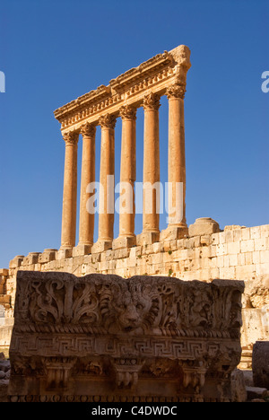 Die 6 verbleibenden stehenden Säulen der Tempel des Jupiter und Gesims, Baalbek, Bekaa-Tal, Libanon. Stockfoto