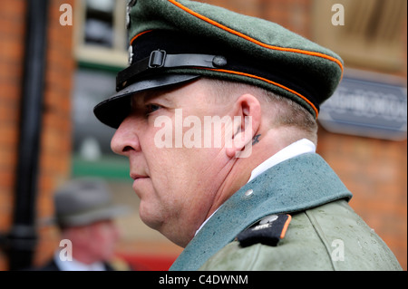 Mann verkleidet als Feldgendarmerie, deutsche Militärpolizei an Krieg Reenactment Veranstaltung großer Hauptbahnhof Loughborough England uk Stockfoto