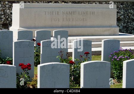 Inschrift "Their Name lebt für Evermore" am Ehrenmal in britischen Krieg Friedhof, Nordfrankreich Stockfoto