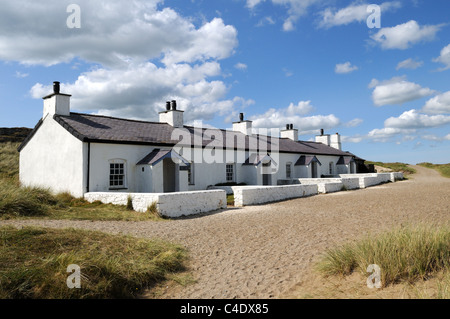 Alte Pilot Hütten auf Llanddwyn Insel Newborough Anglesey Sir Fon Gwynedd Wales Cymru UK GB Stockfoto