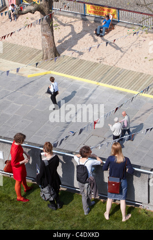 Touristen suchen nach unten aus einem Dachgarten installiert im Rahmen des Festival of Britain 60. Jubiläum Stockfoto