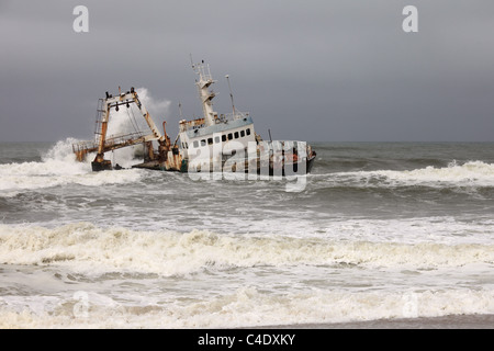 Wrack der Fischtrawler MFV "Zeila", die am 25. August 2008 an das Skelett Küste Namibias auf Grund lief. Stockfoto