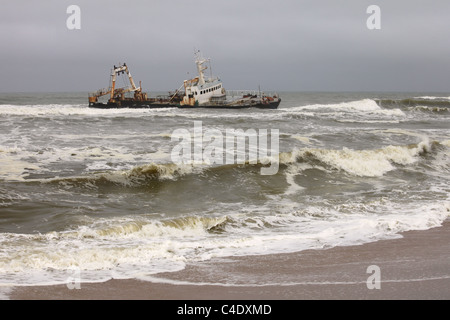 Wrack der Fischtrawler MFV "Zeila", die am 25. August 2008 an das Skelett Küste Namibias auf Grund lief. Stockfoto