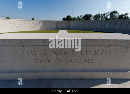 Biblischen Ausdruck "Their Name lebt für Evermore" am Ehrenmal in Indian Memorial auf die fehlende Neuve Chapelle eingeschrieben Stockfoto