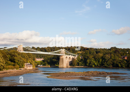 Menai Bridge (Porthaethwy), Isle of Anglesey, North Wales, UK. Herrliche Sicht auf die Menaistraße mit der Menai Bridge im Sommer Stockfoto