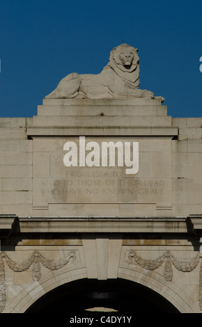 Löwe und Inschrift auf die Menin Gate Denkmal für die fehlende, Ypern, Flandern Stockfoto