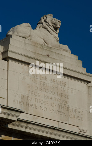 Löwe und Inschrift auf Menin Gate Denkmal für die fehlende, Ypern, Flandern Stockfoto