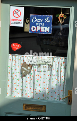 Derbyshire, England: Café Tür in Eyam Dorf Stockfoto