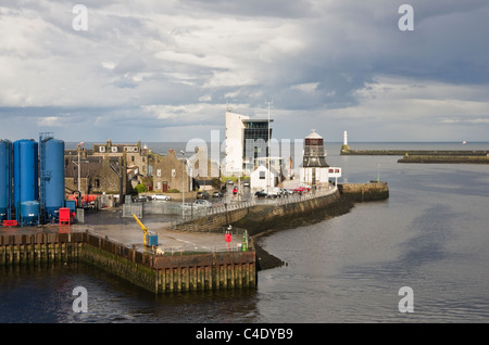 Hafeneinfahrt mit neuen und alten Hafenmeister Gebäude am nördlichen Mole mit Leuchtturm über. Aberdeen, Schottland, Vereinigtes Königreich. Stockfoto