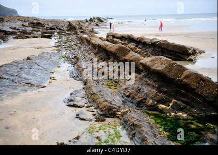 Geologischen Hebung Schichten Northcott Mund Beach in North Cornwall, Großbritannien Stockfoto