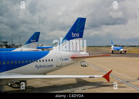 Anzahl der BMI (British Midland International) Flugzeuge am Flughafen London Heathrow. BMI wurde von British Airways im Jahr 2012 gekauft. Stockfoto