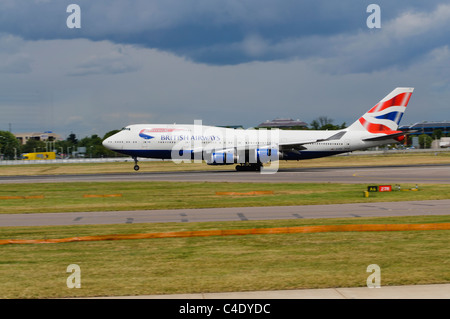 British Airways-747 Landung auf der Landebahn am Flughafen London Heathrow Stockfoto