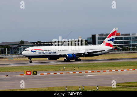 British Airways-757 Flugzeug landet auf der Landebahn am Flughafen Heathrow Stockfoto