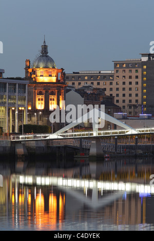Tradeston Fuß- und Radbrücke über den Fluss Clyde bei Nacht, Glasgow, Schottland, Großbritannien Stockfoto