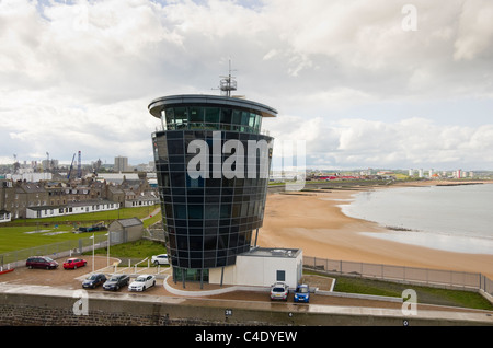 Hafen des Meisters Kontrollturm am Eingang zum Hafen mit Strand an der Nordseeküste. Aberdeen, Aberdeenshire, Schottland, Großbritannien. Stockfoto