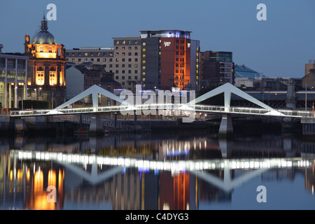 Tradeston Fuß- und Radbrücke über den Fluss Clyde bei Nacht, Glasgow, Schottland, Großbritannien Stockfoto