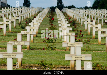 Reihen von Kreuzen in französischen nationalen Krieg Friedhof von Notre Dame de Lorette, Frankreich Stockfoto