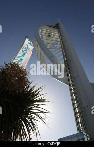 Stadt von Portsmouth, England. Silhouette Blick auf 170 Meter hohen Spinnaker Tower am Portsmouth Gunwharf Quays. Stockfoto