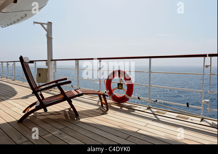 Liegestuhl für den Personenverkehr auf Oberdeck auf Queen Mary 2 verwenden. Stockfoto